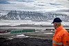 NEDLAGT: Kurt Even Hansen med utsikten mot det gamle Svea-samfunnet. Det har nå kommet nye brakkerigg på Kapp for å huse alle som jobber med opprydningsarbeidet.