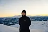 Marius Søreide nyter utsikten fra Hangurstoppen.