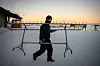 Marius Søreide sørger for at skistativet er på plass til gjestene kommer.