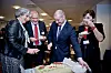 Serverer: Arbeidsminister Robert Eriksson byr på IA-kake til partene. Fra v: Vibeke Hammer Madsen, Virke, Svein Oppegaard, NHO og Gerd Kristiansen, LO.