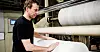 IKKE STREIK: Arbeidere i byggeindustrien, som Berry Alloc i Lyngdal, får 4 kroner mer i timen, og økte minstelønnssatser med 6,85, etter årets lønnsoppgjør.