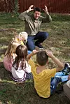 DYR I EVENTYR: Lærer Klemet Mikkel Buljo forteller om Bukkene Bruse på samisk, og her lærer elevene hva horn heter.