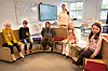 SAMLIMGSSTED: Klasserommet er innredet slik at elevene også kan sitte i en halvsirkel. Fra venstre Sofia Marrable Wamstad, Johan Marrable Wamstad, Samuel Jovnna Berg-Nordli (fra tredjeklasse), Lhasa Nedberg-Nilsen og Elisabeth Jennie Nøstvik Guttorm. Bak står lærer Susanne Guttorm.