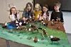DYR PÅ TIMEPLANEN: Elevene har laget en stor flokk av kongler, og her er den ute på vidda. Fra venstre Lhasa Nedberg-Nilsen,  Samuel Jovnna Berg-Nordli (fra tredjeklasse), Sofia Marrable Wamstad, Elisabeth Jennie Nøstvik Guttorm og Johan Marrable Wamstad.