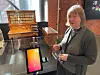 TIDLIG DATABEHANDLING: Konservator Tone Rasch  foran Hollerith-maskinen som ble brukt under folketellingen i 1900.