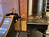 TELEGRAFEN: Den første telegrafen kom til Norge allerede midt på 1850-tallet, Teknisk museum har tatt vare på en av de aller første installasjonene. Her vist fram av museumspedagog Torhild Skatun.