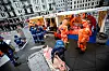 SJEKKES FOR STRÅLING: Etter at pasientene er dusjet og skrubbet, sjekker mannskapene at de ikke fortsatt har rester av radioaktivt materiale på kroppen. Den flyttbare renseenheten har to avdelinger, en for de som kan gå selv og en for de som må fraktes på båre.