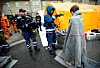 SJEKKES FOR STRÅLING: Etter at pasientene er dusjet og skrubbet, sjekker mannskapene at de ikke fortsatt har rester av radioaktivt materiale på kroppen. Den flyttbare renseenheten har to avdelinger, en for de som kan gå selv og en for de som må fraktes på båre.