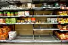 TOMME HYLLER: Selv om kundene oppfordres til å ikke hamstre i matbutikken, er det flere varer som blir revet bort fra hyllene så fort de kommer inn.