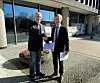 Dag-Einar Sivertsen, til venstre, (Fellesforbundet) og Jon Stordrange (NHO Transport) utveksler kravene. Nå skal de finleses i påsken, og forhandlingene starter 17. april.