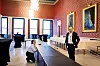 VARIERT JOBB: Overvåket av Håkon Gullvågs portretter av kongeparet, forbereder den kommunalt ansatte hovmesteren Brigitte Kanelova en prøvesmaking til en bankett bestilt av Norges Bank.