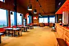 STØRST I VOSS: Hangurstoppen er den største restauranten i Voss. Den kan ta opptil 450 gjester, men en fredag formiddag i regnvær og utenfor skisesongen er det ganske tomt.