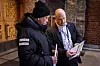 PLANLEGGING: – Vi prøver å være generalister, slik at vi kan steppe inn der det trengs, forteller Magnus Devik Borge om sikkerhetsbetjentenes oppgaver. Han er også tillitsvalgt og sitter i styret til Fagforbundet ForSe - forvaltning og service i Oslo. Her i dialog med sikkerhetsbetjent Kai Nyvold.