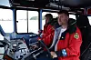Knut Johansen (t.v) og Stian Rasmussen fører RS «Sjømann» ut i havnebassenget ved Stavanger.