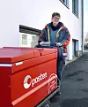 – Arbeidspresset har bare økt og økt, og pakkene er blitt flere og tyngre. Men det er folk som har det verre enn meg. Noen kommer hjem helt utslitt, og klarer ingenting, sier Vigdis Pedersen. Nå ser hun frem til å gå av med pensjon til sommeren.