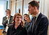 LO-leder Kine Asper Vistnes i samtale med klima- og miljøminister Andreas Bjelland Eriksen etter krisemøtet på Hønefoss.