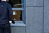 Håndverkere klarte å snike inn en diskret pakkeleveranse gjennom et vindu