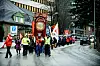 PÅ VEI: Et av fire tog som marsjerte til streikearrangementet i Stavanger sentrum onsdag.