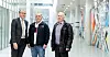 -Vi er godt fornøyd med dommen i Gulating lagmannsrett. Fra venstre: Advokat (H) Eyvind Mossige, og riggarbeiderne Michael Boyne og Igor Matthew. (Foto: Eivind Senneset)
