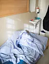 «Kinsi» sin celle på Bredtveit. Cellene på Bredtveit fengsel er sparsommelig innredet. Når en innsatt blir sterkt suicidal plukker de ansatte ut gjenstand etter gjenstand for å forhildre selvskading og selvmordsforsøk. Til slutt må den innsatte likevel overføres til sikkerhetscella i underetasjen, hvor det bare finnes en enkel madrass og et hull i gulvet.