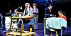 SCENEBILDE:  Ved symaskinen med lyst hår Gerd Trelstad (Ingeborg Trelstad Thomassen), bak fabrikkfantomet (Tove Bye Grønvold), fabrikkbestyrer Alf Djuvik (Thor-André Walløe) og sypike (med mørkt hår til høyre) Nancy Selbak (Heidi Deanna Fossen).