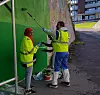 Zuhur Jemi (rødt sjal) er student ved arbeid- og velferdsfag ved Høgskolen i Østfold og var med å male.