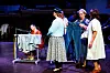 EN ARBEIDSDAG: Ved symaskinen sypike Nancy Selbæk (Heidi Deanna Fossen), med olabuksa Sigrun Lund (Grethe Lena Stokkebekk Brøtmeth).