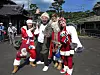 BIG IN JAPAN: Christine (til høyre) sammen med nisser i Japan i 2018.