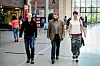 MERSMAK: Robert Lindland Johnson (t.v. ) og Aase Irene Dale har fått prøvd seg litt på Mandal videregående skole og Kvadraturen videregående skole. Erfaringen ga mersmak. Det er universitetslektor Hans Otto Ringereide glad for.