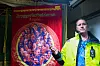 BRYGGERIARBEIDER:  Jostein Aukland er stolt av klubbens fane.