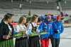 BLOMSTEROVERREKKELSE: Leder i hoppkomiteen i Norges Skiforbund, Bente-Lill Romøren, og nestleder i LO, Peggy Hessen Følsvik, delte ut premiene etter WC-rennet på Lillehammer 1. desember,
