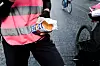 KJAPPE KARBOHYDRATER: Foodora-bud William Hoyos Rønneberg spiser kjeks og banan for å holde energinivået oppe.