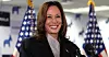 Kamala Harris snakker til valgkampmedarbeidere mandag.