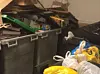 TIRSDAG MORGEN: Selv om renovatørene har stått på lange dager sammenhengende, så flyter beholdere over. Dette bildet fikk Fagbladet fra et borettslag tirsdag morgen.