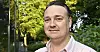 Eirik S. Næss (49) angrer ikke på at han tok spranget fra å være ingeniør i oljenæringa til å bli lærer. Han synes arbeidshverdagen som lærer er bedre.