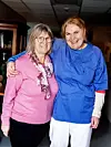 Anne Haugelien (61) og Kari Christiansen (51) har mer enn 30-års erfaring som helsefagarbeidere.