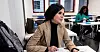 LÆRER NORSK: Ibtisam Mustafa Falah har fått tilbud om norskopplæring hos AOF. Hun har mål om å jobbe i politikken. Bak henne sitter Hoja Jobe.