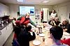 KAFFETØRST: Tove Eide strekker seg etter en tår.