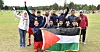 BRONSEVINNERE: Gaza Kids tok seg helt til bronsefinalen og vant. Her holder de opp de palestinske flagget sammen med laglederne.