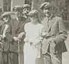 Røykende russ 17. mai 1921. Skolemyndigheter mente fra slutten av 1800-tallet at røyking hadde en skadelig innvirkning på skolebarn og førte til sløvhet og interesseløshet for boklig undervisning.