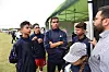 MELLOM SLAGA: Gaza Kids henger ved teltet etter å ha vunnet kvartfinalen under Norway Cup. Noen timer senere tapte de semifinalen, men koordinator Arthur Sæmer Timraz og gutta fikk med seg bronsepokalen til slutt.
