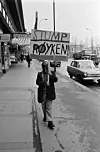 Stump røyken! Anti røyke-kampanje med elever fra Møllergata skole. Roald Amundsens gate, nå Olav Vs gate. April 1971.