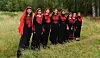 OPPTRÅDTE FOR BYRÅDEN: Jentelaget skal danse for Omar Samy Gamal, byråd for kultur, oppvekst og frivillighet i Oslo. De har pyntet seg i svarte kjoler og røde slør.