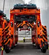 Industriparken har testet ut straddle carrierere. Disse kan plukke opp, frakte og sette fra seg containere uten hjelp av kraner og trucker. Kristian Birkeland (bildet)  er en av tre slike kjøretøy, som er testet og satt på vent bak noen siloer.