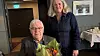 Fosen: 50-års jubilant Elbjørn Harsvik, som har jobbet i Statens vegvesen, fikk overrakt blomster og diplom av Jana Walzer på medlemsmøte på Fosen Fjordhotell 20. mai.
