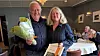 Fosen: 50-årsjubilant Jostein Hopstad fikk blomster og diplom overrakt av Jana Walzer på medlemsmøte på Fosen Fjordhotell 20. mai.