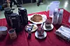 Kaffepause: Det går i kaffe, vann og vafler.