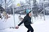 Ramona river av seg den tunge vinterjakka, og med diskos-lignende bevegelser slynger hun et stort kjøttstykke over det to-tre meter høye gjerdet til ulvene.