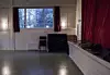 Et gammelt piano er stuet bort i hjørnet for å gi plass på dansegulvet.