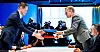 Harald Solberg i Norsk Industri og Fellesforbundet-leder Christian Justnes overleverer kravene.